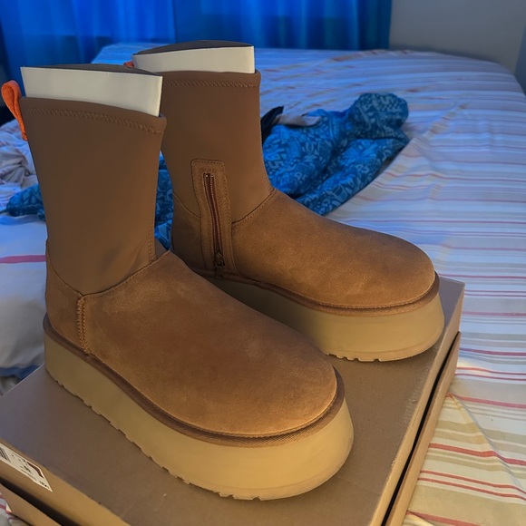 UGGS - Picture 2 of 5